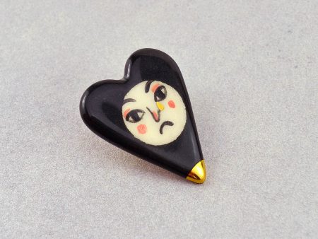 Broşă inimă tip pin - Sad Heart, din ceramică pictată manual cu o figură zâmbitoare. 4 x 3 cm, 7 g. Pin alamă.