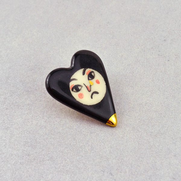 Broşă inimă tip pin - Sad Heart, din ceramică pictată manual cu o figură zâmbitoare. 4 x 3 cm, 7 g. Pin alamă.
