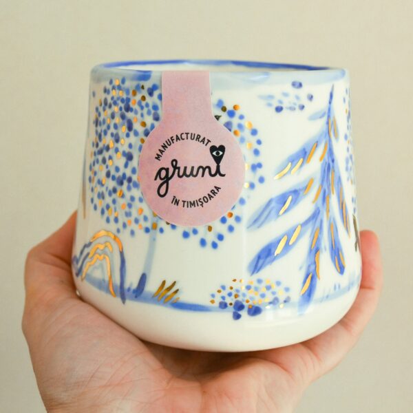 Wander into Wonder - Large porcelain tea cup decorated with gold - Image 4