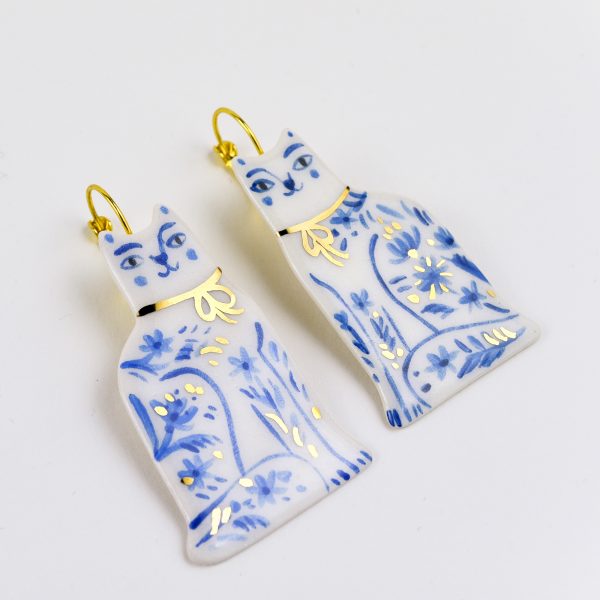 Delft Blue Cat Earrings. 3 x 6 cm (1.18 x 2.36 in). Hand painted with blue and gold/platinum. Brass findings. Handmade by Gruni.