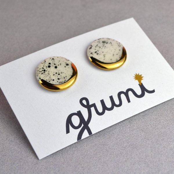 Speckled Round Stud Earrings. Office casual. Diameter: 1.8 cm (0.70 in). 4 g (0.14 oz). Decorated with real gold or platinum. Gruni.