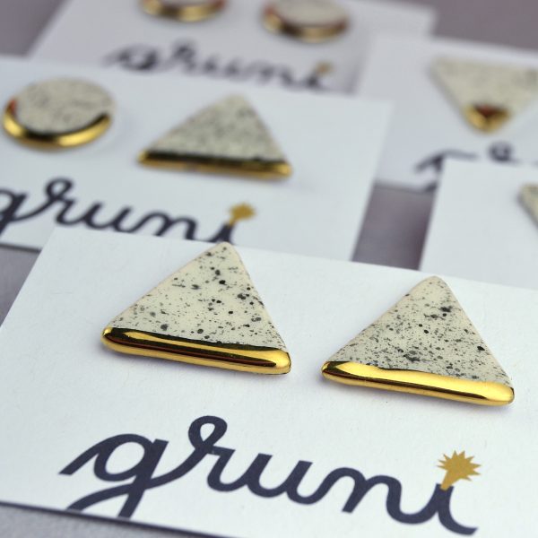 Speckled Triangle Stud Earrings. Office casual. 1.7 x 1.7 x 1.7 cm (0.66 x 0.66 x 0.66 in). 5 g (0.17 oz). Decorated with real gold or platinum. Gruni.