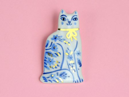 Delft Cat Pin Brooch. Gift for cat persons. 3 x 5 cm (1.18 x 1.96 in). 8 g (0.28 oz). Decorated with gold. Brass Pin. Thick clothes only. Handmade by Gruni.
