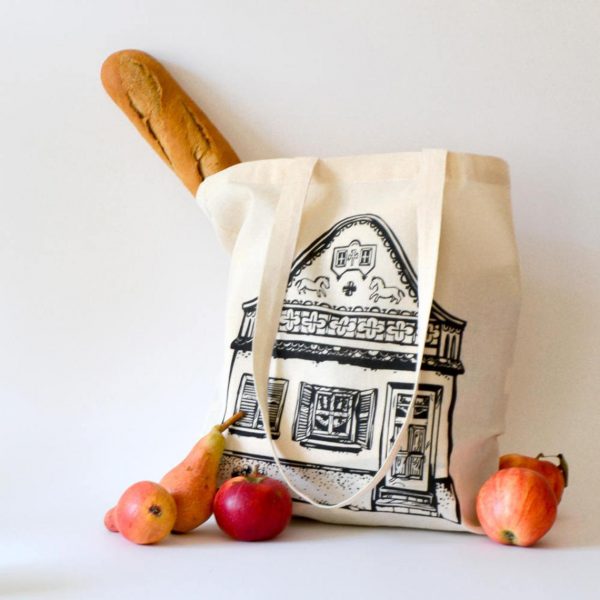 Folk House Tote Bag with Swabian house from Banat. Housewarming Gift. Reusable. Screen print / unbleached cotton. 37 x 41 cm (14.50 x 16 in), handle 39 cm (15 in). Made by Gruni.