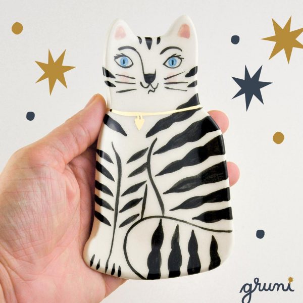 Tabby Cat-Shaped Jewelry Tray. Gift for cat person. Ceramics. 14 x 9 x 1.5 cm (5.51 x 3.54 x 0.59 in). Handmade & hand painted by Gruni.