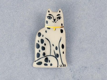 Magpie Cat Pin Brooch. Gift for cat persons. 3 x 5 cm (1.18 x 1.96 in). 7 g (0.24 oz). Decorated with gold. Brass Pin. Handmade by Gruni.