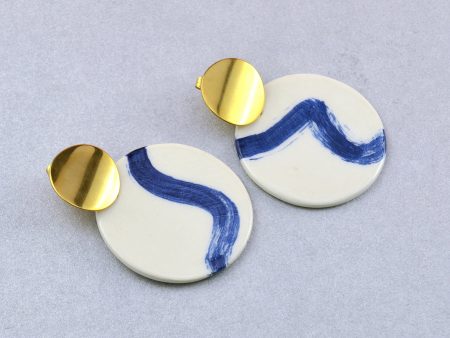 Small Blue Wave Earrings. Handmade geometric ceramic earrings. Painted on both sides with a cobalt blue line. Size: 3.5 x 5.5 cm (1.37 x 2.16 in). Gruni.